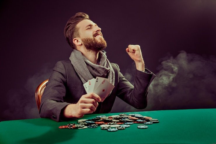 Our dealers reveal cards clearly; outcomes are announced without delay. Close-up of dealer card reveal during Hot Pot hand